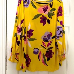 Very pretty 2 xl top w/scoop neck and gathering at sleeves